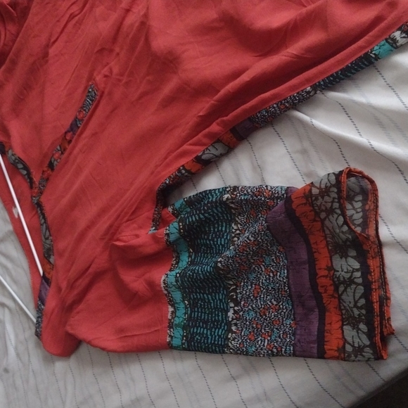 Red solid blouse - Picture 2 of 3